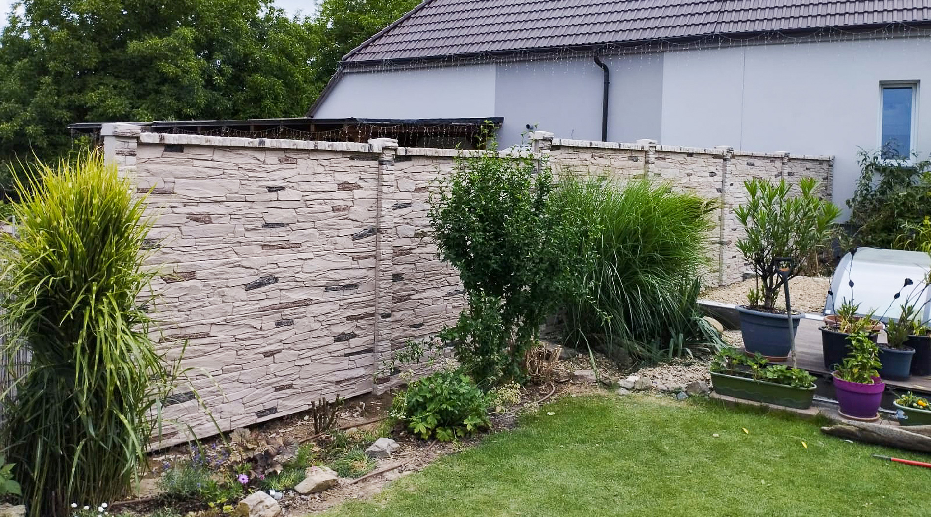 Detailní ukázka betonového plotu Exclusive s texturou břidlice