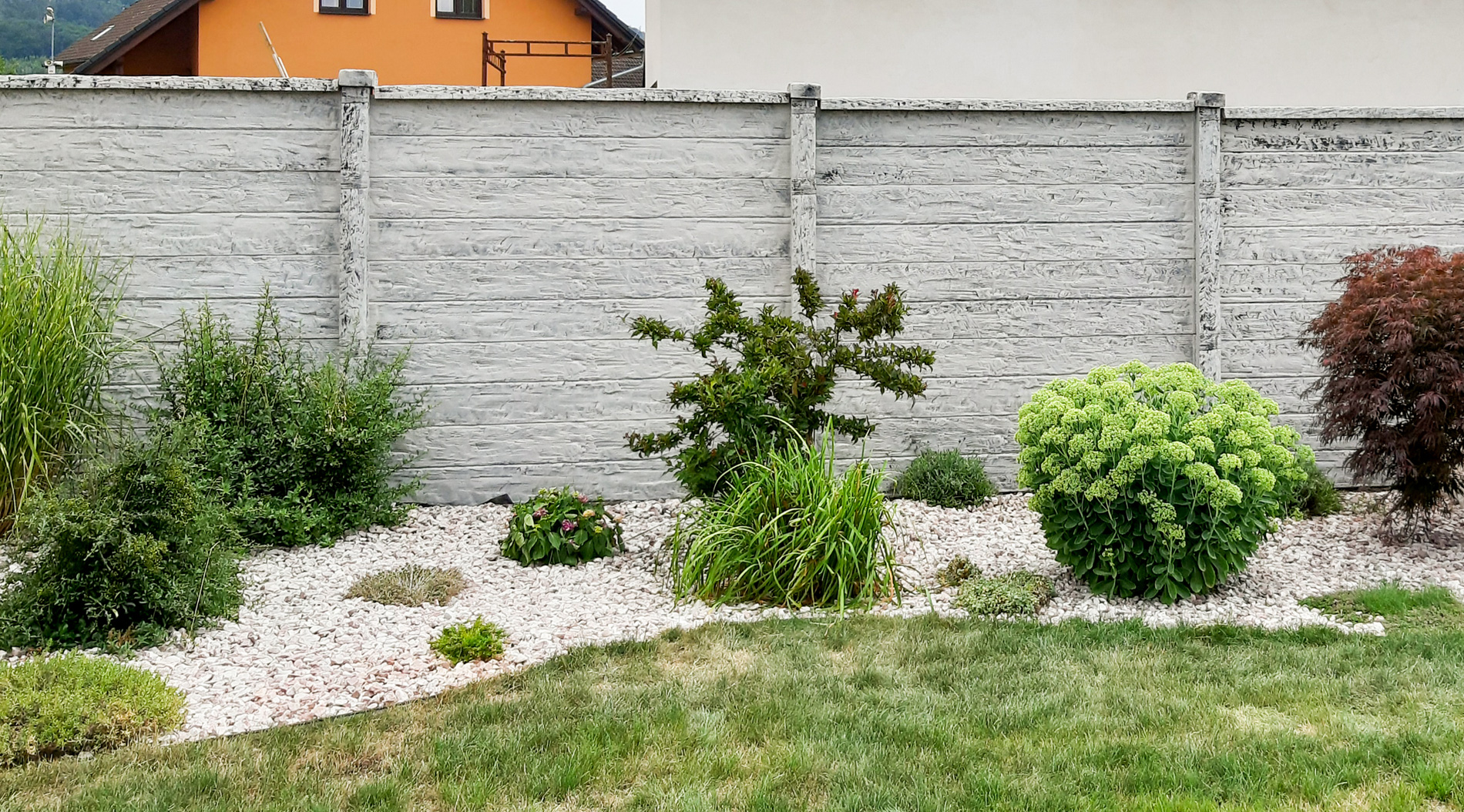 Detailní ukázka betonového plotu Exclusive s texturou dubového dřeva