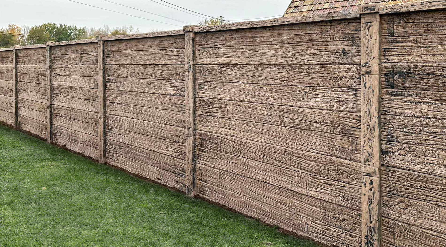 Detailní textura betonového plotu Exclusive v dekoru starého dřevěného pražce